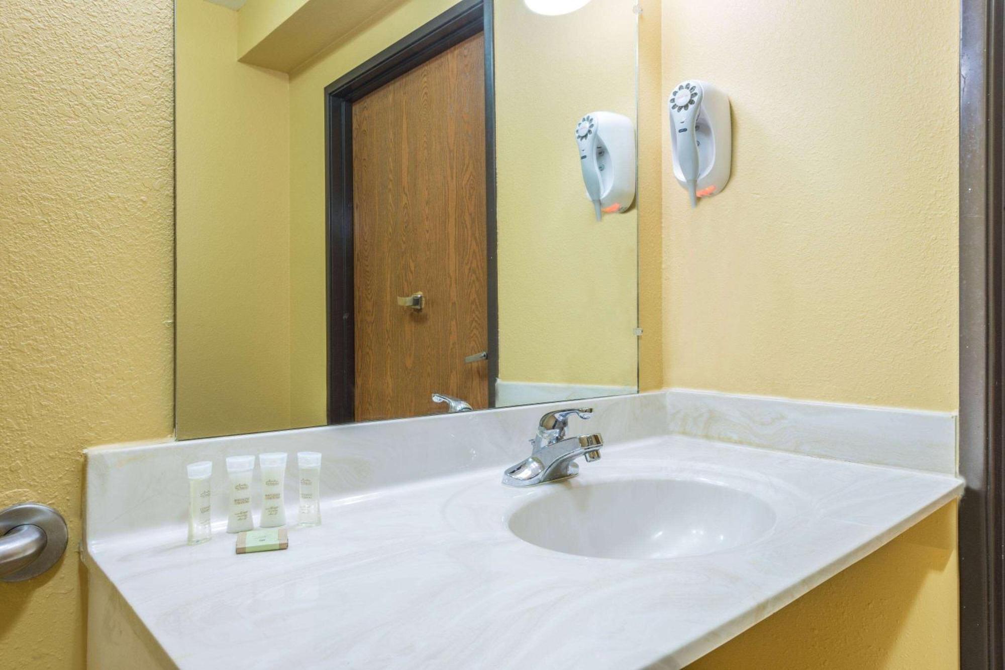 ซูเปอร์ 8 บาย วินด์แฮม ทรอย อิลลินอยส์/เซนต์หลุยส์ แอเรีย Hotel Troy ภายนอก รูปภาพ
