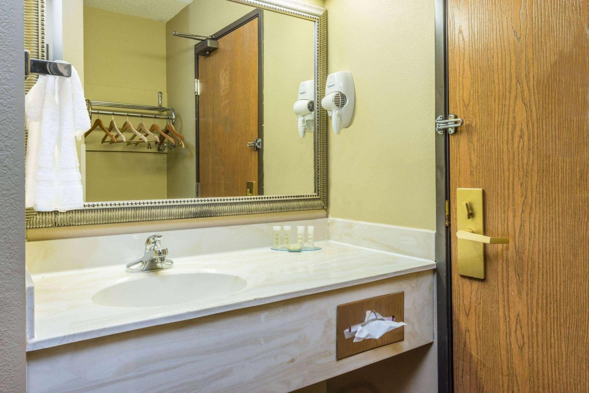 ซูเปอร์ 8 บาย วินด์แฮม ทรอย อิลลินอยส์/เซนต์หลุยส์ แอเรีย Hotel Troy ภายนอก รูปภาพ